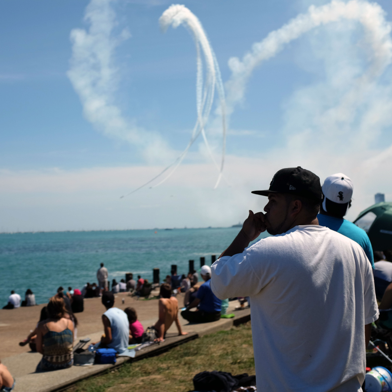 Illustration for article titled Chicago Air and Water Show or: How I Learned to Stop Zooming and Love the Wide-Angle Prime